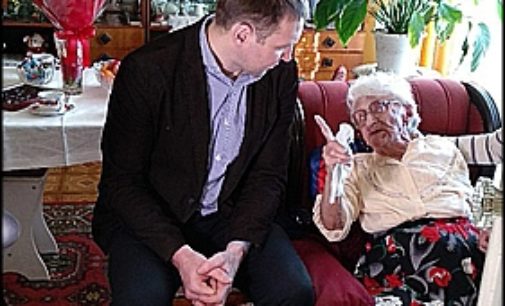 Старейшей болельщице хоккейного клуба «Енисей» исполнилось 103 года