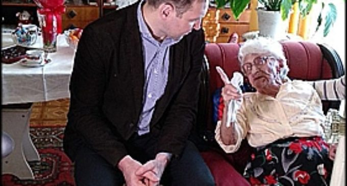 Старейшей болельщице хоккейного клуба «Енисей» исполнилось 103 года