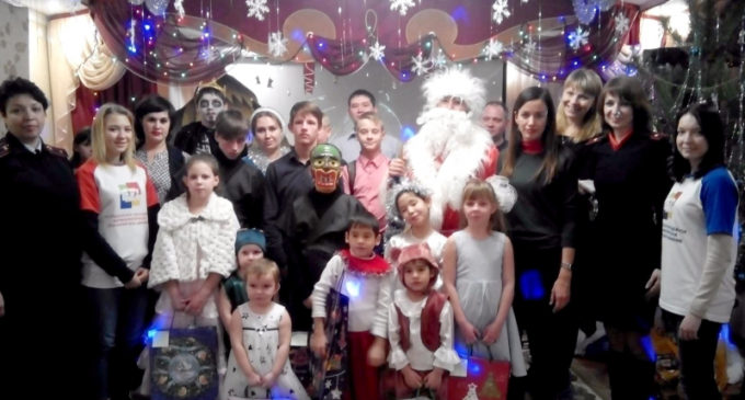 В Астраханской области Полицейский Дед Мороз подарил праздник воспитанникам центра «Радуга»