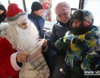 Во Владивостоке пассажиров новогоднего трамвая встречали сразу два Деда Мороза