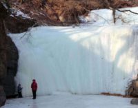 Кравцовские водопады привлекают туристов даже зимой