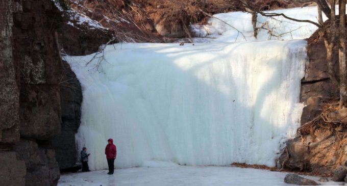 Кравцовские водопады привлекают туристов даже зимой