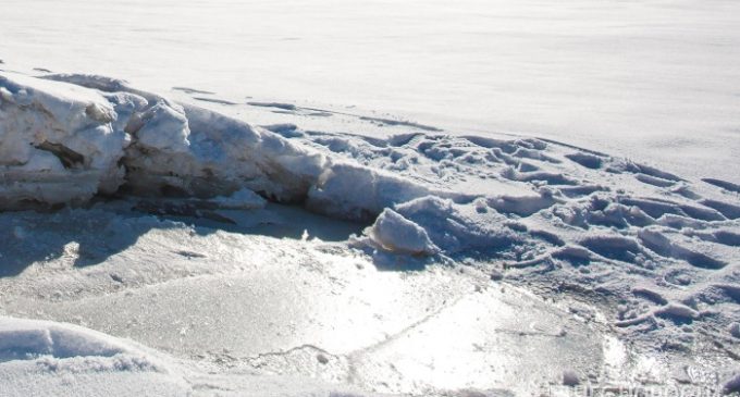 Бригада энергетиков спасла со льдины на реке ребёнка