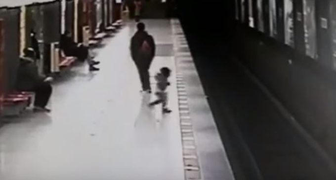 Ради спасения ребенка студент прыгнул на пути метро в Милане