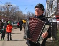 68-летний волонтер игрой на баяне зарабатывает деньги и тратит их на благотворительность