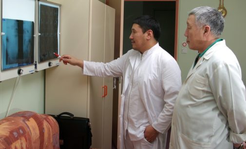 Министр здравоохранения Якутии спас жизнь человеку на борту самолета