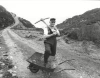 Фермер из Шотландии построил дорогу с помощью кайла и тачки