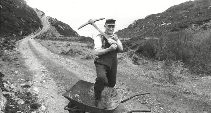 Фермер из Шотландии построил дорогу с помощью кайла и тачки