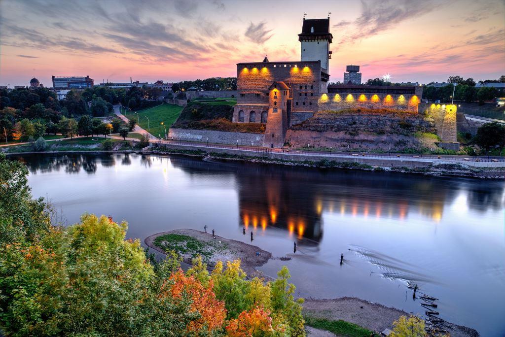 Narva-Castle-and-river_bySergeyChetvertnoy-2_preview