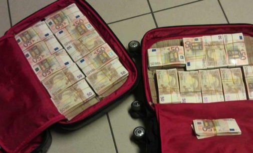 Не без порядочных людей: рижанину вернули утерянную сумку с 10 тыс. евро