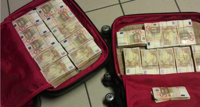 Не без порядочных людей: рижанину вернули утерянную сумку с 10 тыс. евро