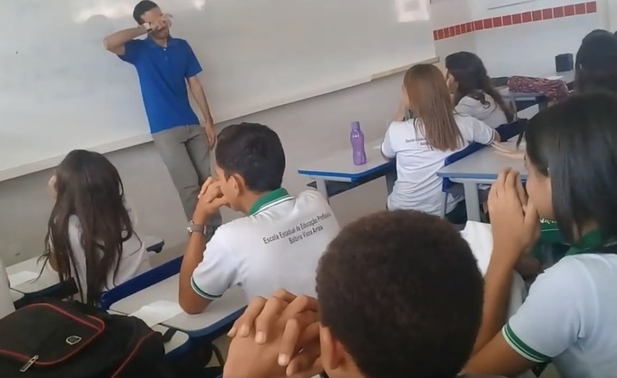 Бразильские школьники собрали деньги для учителя, который два месяца не получал зарплату и жил в школе
