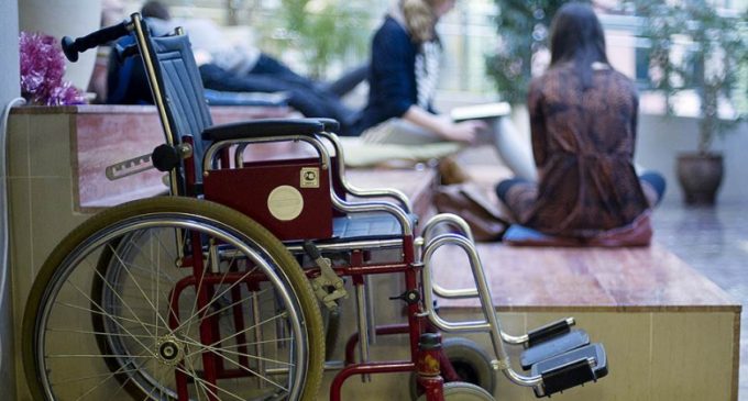 Американский болельщик подарил россиянину инвалидную коляску за $10 тысяч