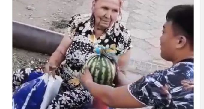«Твори добро»: Арбузы с бантиками дарит посетителям рынка житель Жезказгана