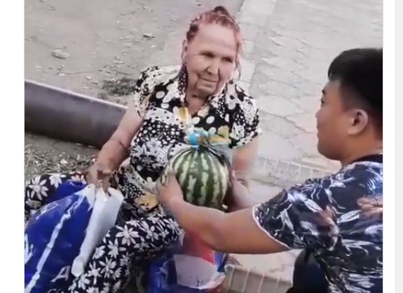«Твори добро»: Арбузы с бантиками дарит посетителям рынка житель Жезказгана