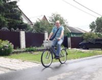 Жители коломенского поселка купили новый велосипед одинокому почтальону