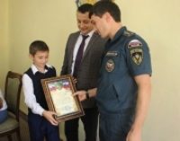 Школьника из Дагестана наградили за спасение тонущего двухлетнего ребенка