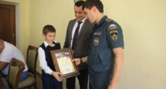 Школьника из Дагестана наградили за спасение тонущего двухлетнего ребенка