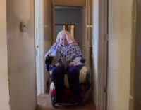 Соседи 10 лет помогают женщине с рассеянным склерозом