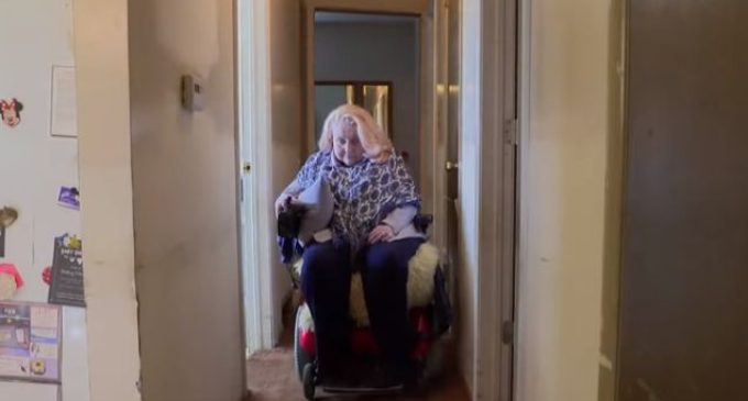 Соседи 10 лет помогают женщине с рассеянным склерозом