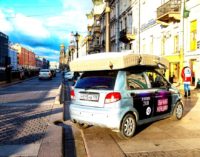 В центре Петербурга припарковался странный автомобиль с матрасом на крыше