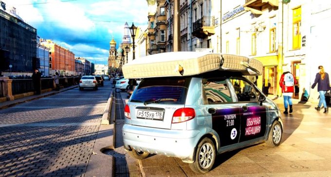 В центре Петербурга припарковался странный автомобиль с матрасом на крыше