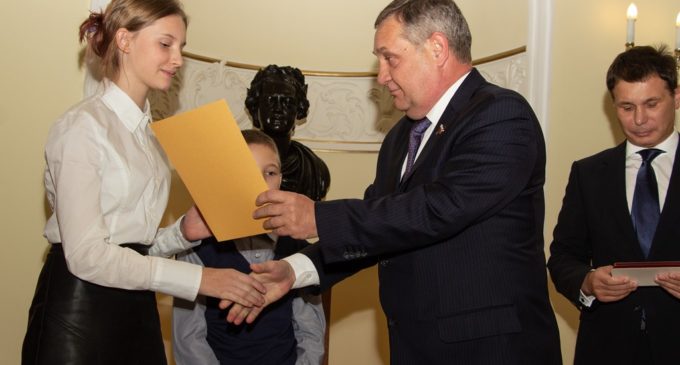 Школьница из Петрозаводска награждена за спасение людей