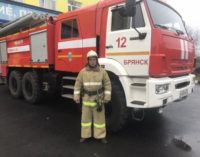 Брянский пожарный в свой выходной спас десять соседей из горящего дома