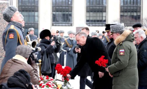 Александр Беглов возложил цветы к Монументу героическим защитникам Ленинграда