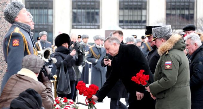 Александр Беглов возложил цветы к Монументу героическим защитникам Ленинграда