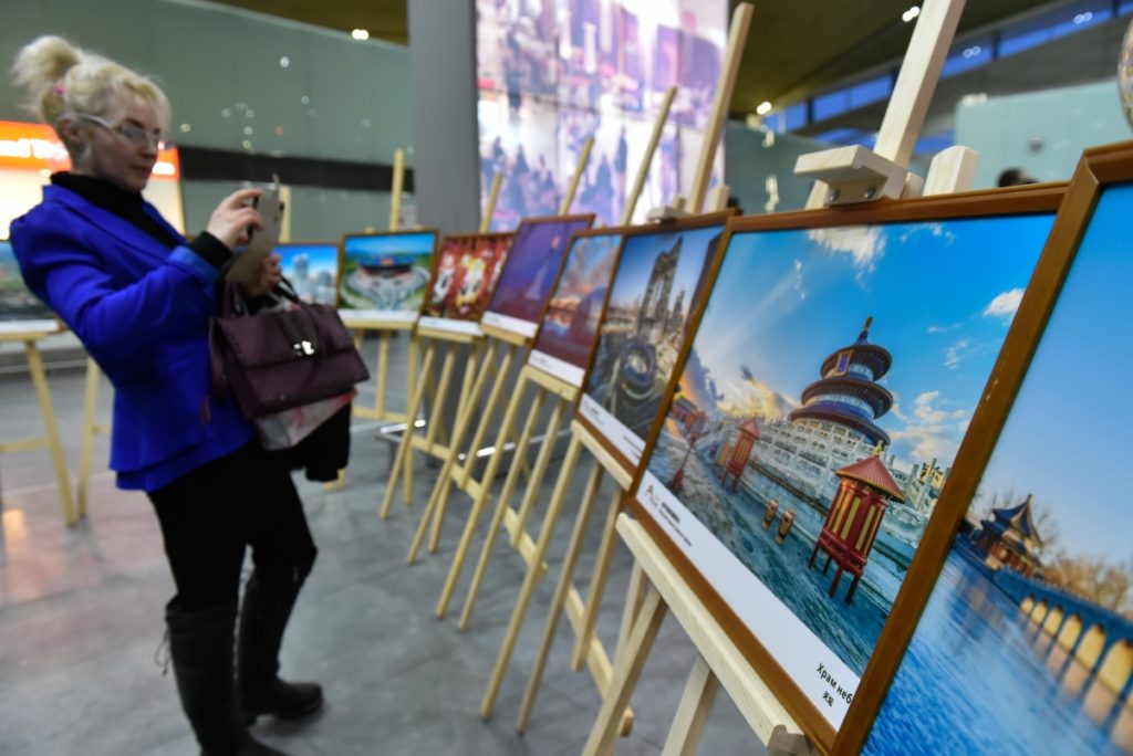В зале регистрации Пулково прошла выставка Разнообразие Пекина