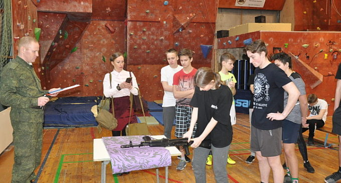 В Костомукше прошла военно-спортивная игра для школьников «Зарница»