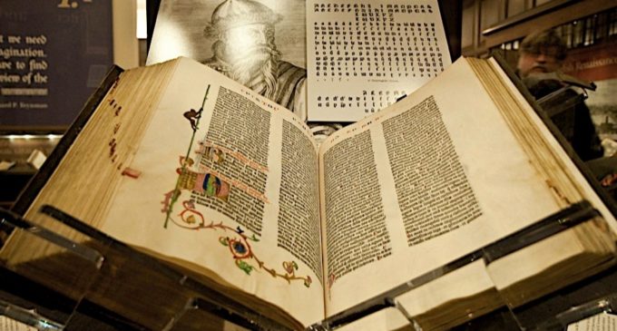 Единственный в России пергаменный экземпляр Библии представят в Москве