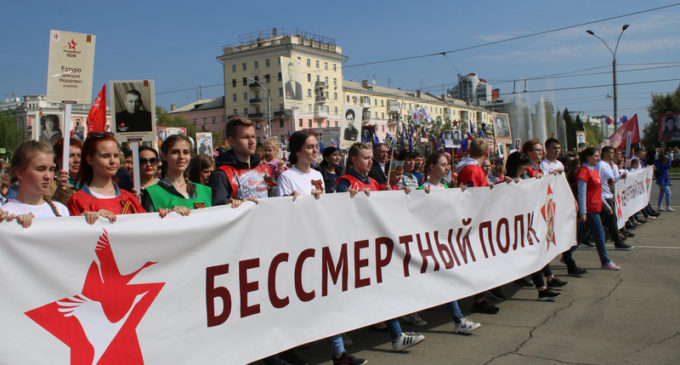 Десятки тысяч жителей и гостей столицы Алтайского края прошли в День Победы в колонне Бессмертного полка