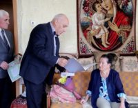 Депутат городской Думы Григорий Турчин поздравил с юбилеем 90-летнюю псковичку