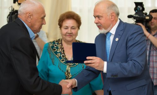 Вадим Шувалов вручил памятные медали «За любовь и верность» 4 сургутским семьям