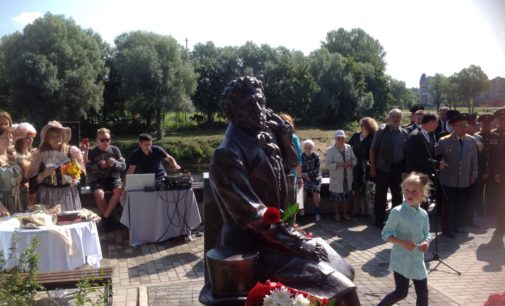 В Луге поставили памятник Пушкину