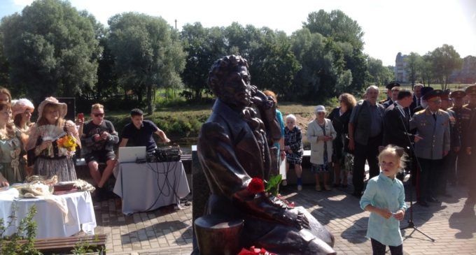 В Луге поставили памятник Пушкину