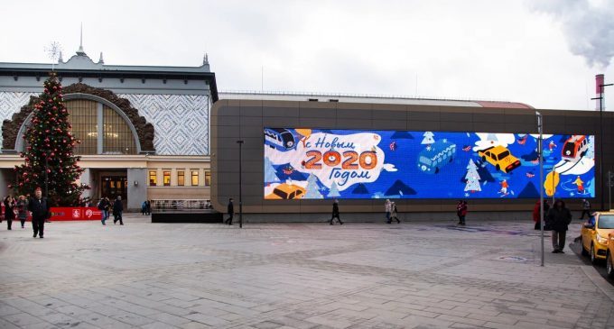 26-метровая новогодняя открытка украсила медиафасад Павильона МЦД