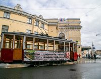 15 апреля в память о подвиге ленинградских трамвайщиков вагоны военной поры приехали к «Блокадной подстанции» на Фонтанке