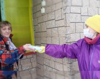 Волонтеры культуры Колымы вручили 1200 медицинских масок пожилым и одиноким