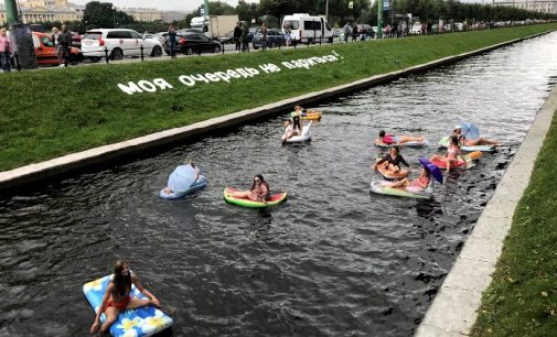 Петербурженки устроили заплыв на надувных матрасах в центре города
