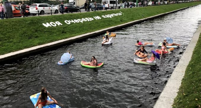 Петербурженки устроили заплыв на надувных матрасах в центре города