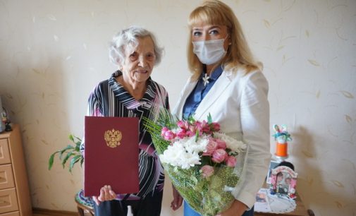 Жительницу Сыктывкара поздравили с 90-летием от имени Президента России
