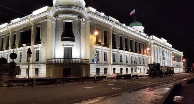 Новая подсветка преобразила здание Ленинградского областного суда