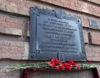 На здании Иркутской областной филармонии установили новую мемориальную доску в честь Сухэ-Батора