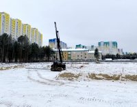 На полгода раньше: в Сургуте забили первую сваю на месте будущей школы