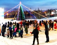 В Осиново открыли центральную елку парадом Дедов Морозов и Снегурочек