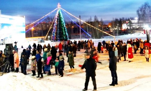 В Осиново открыли центральную елку парадом Дедов Морозов и Снегурочек