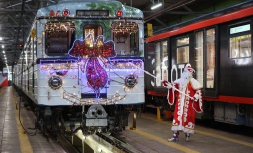 Верная примета — если в метро появился новогодний поезд, значит праздник к нам приходит